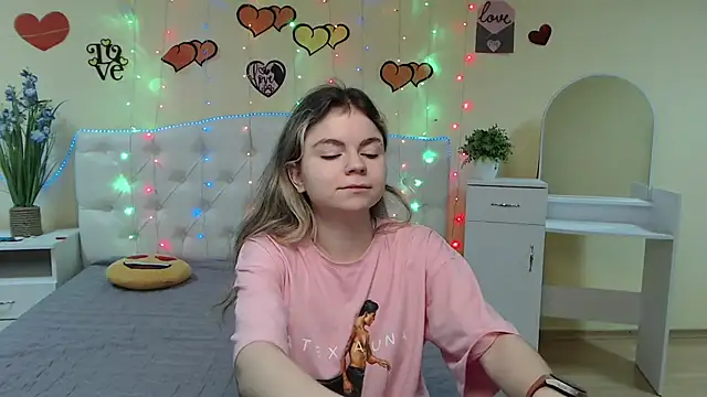 Snapshot of TinaRedly chatting on 8, 3, 2025 TinaRedly online show from 8, 3, 2025