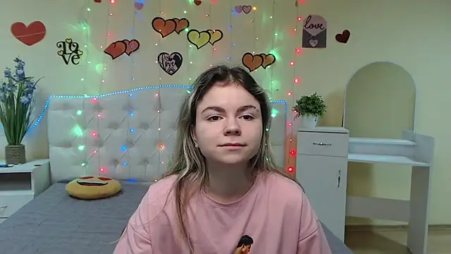Snapshot of TinaRedly chatting on 8, 3, 2025 TinaRedly online show from 8, 3, 2025