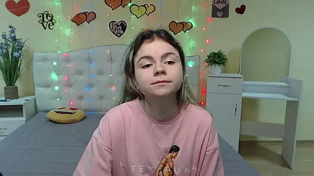 Snapshot of TinaRedly chatting on 8, 3, 2025 TinaRedly online show from 8, 3, 2025