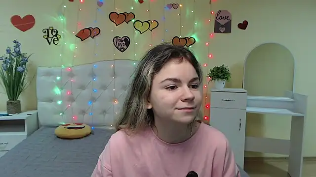 Snapshot of TinaRedly chatting on 8, 3, 2025 TinaRedly online show from 8, 3, 2025
