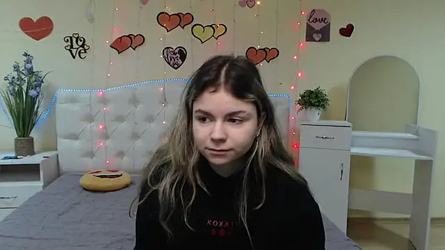 Snapshot of TinaRedly chatting on 9, 3, 2025 TinaRedly online show from 9, 3, 2025