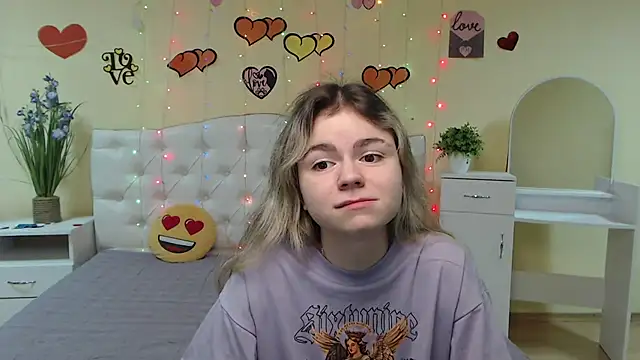 Snapshot of TinaRedly chatting on 11, 3, 2025 TinaRedly online show from 11, 3, 2025