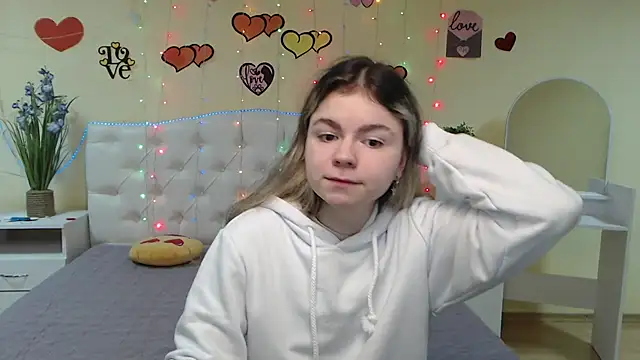 Snapshot of TinaRedly chatting on 12, 3, 2025 TinaRedly online show from 12, 3, 2025