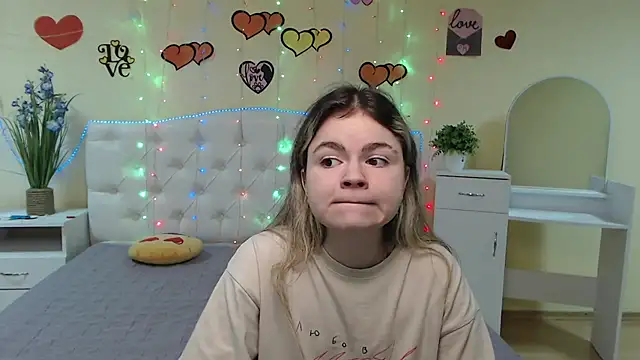 Snapshot of TinaRedly chatting on 12, 3, 2025 TinaRedly online show from 12, 3, 2025