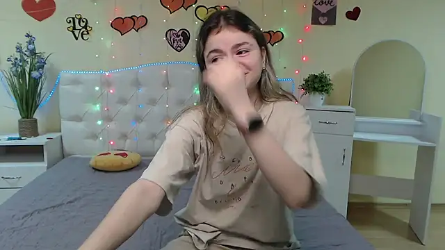 Snapshot of TinaRedly chatting on 13, 3, 2025 TinaRedly online show from 13, 3, 2025