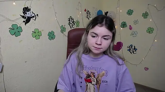 Snapshot of TinaRedly chatting on 14, 3, 2025 TinaRedly online show from 14, 3, 2025