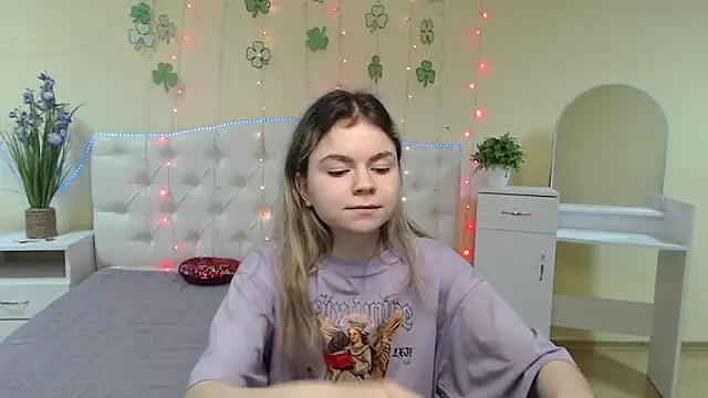 Snapshot of TinaRedly chatting on 15, 3, 2025 TinaRedly online show from 15, 3, 2025
