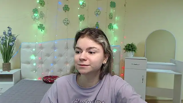 Snapshot of TinaRedly chatting on 15, 3, 2025 TinaRedly online show from 15, 3, 2025