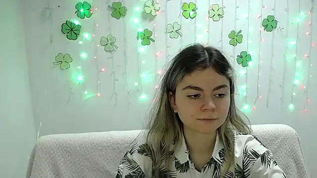 Snapshot of TinaRedly chatting on 16, 3, 2025 TinaRedly online show from 16, 3, 2025