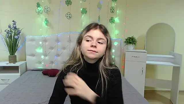 Snapshot of TinaRedly chatting on 19, 3, 2025 TinaRedly online show from 19, 3, 2025