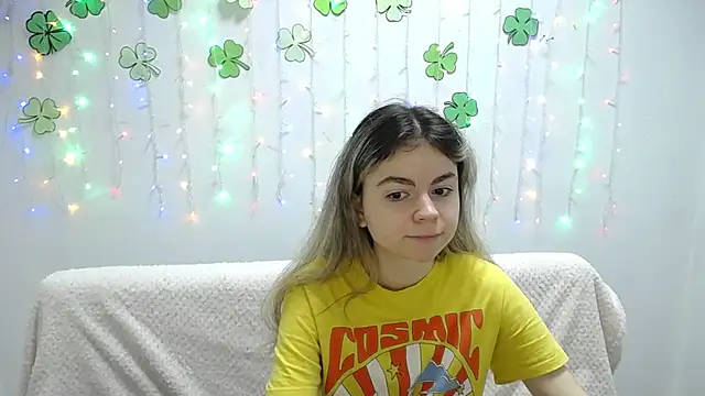 Snapshot of TinaRedly chatting on 22, 3, 2025 TinaRedly online show from 22, 3, 2025