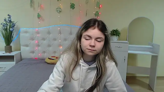 Snapshot of TinaRedly chatting on 22, 3, 2025 TinaRedly online show from 22, 3, 2025
