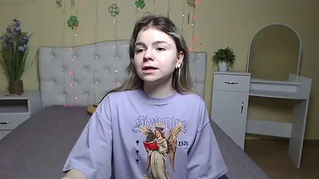 Snapshot of TinaRedly chatting on 23, 3, 2025 TinaRedly online show from 23, 3, 2025