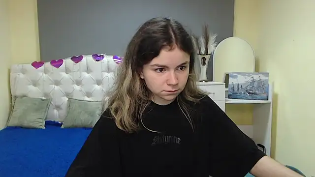 Snapshot of TinaRedly chatting on 9, 9, 2025 TinaRedly online show from 9, 9, 2025
