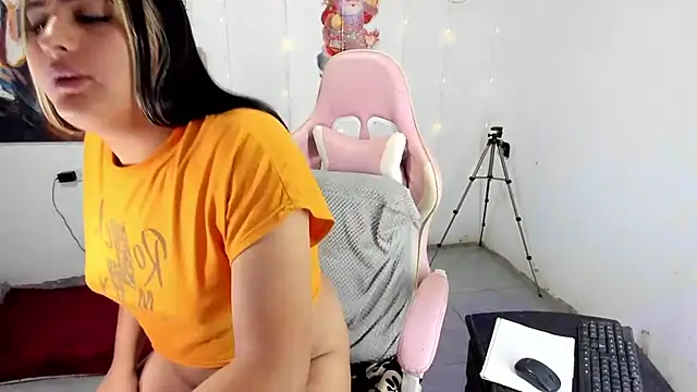 blonde girl01 online show from 15, 12, 2025