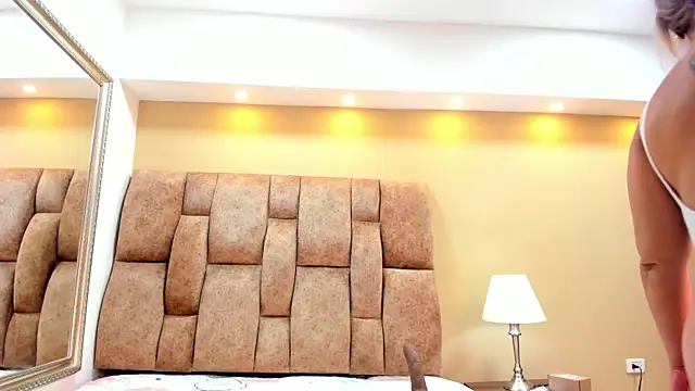 Snapshot of MiiaHot chatting on 8, 11, 2025 MiiaHot online show from 8, 11, 2025