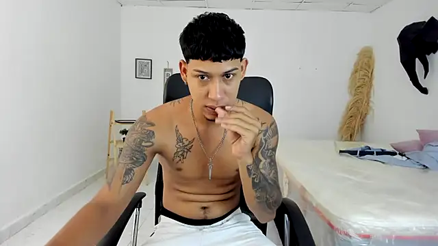 Snapshot of slim_master12 chatting on 2, 4, 2026 slim master12 online show from 2, 4, 2026