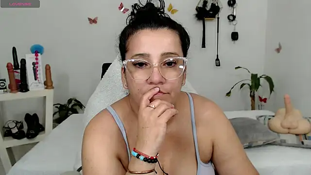 Snapshot of mom_hot__ chatting on 21, 10, 2025 mom hot   online show from 21, 10, 2025