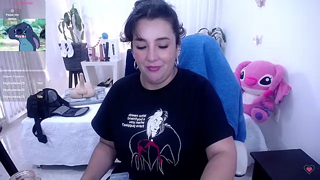 Snapshot of mom_hot__ chatting on 5, 7, 2026 mom hot online show from 5, 7, 2026
