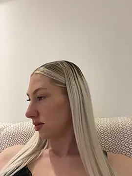 LuisaBecker online show from 10, 3, 2025