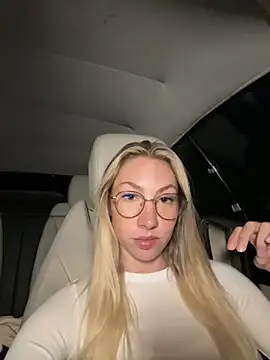 LuisaBecker online show from 16, 10, 2025