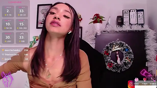 Snapshot of xenia_golden chatting on 5, 12, 2024 xenia golden online show from 5, 12, 2024