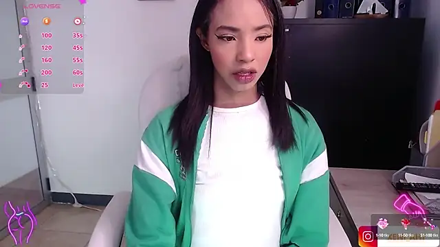 Snapshot of xenia_golden chatting on 21, 1, 2025 xenia golden online show from 21, 1, 2025