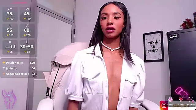 Snapshot of xenia_golden chatting on 2, 2, 2025 xenia golden online show from 2, 2, 2025
