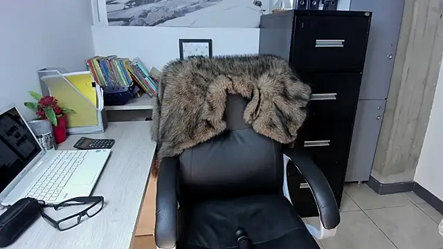 Snapshot of xenia_golden chatting on 23, 10, 2025 xenia golden online show from 23, 10, 2025