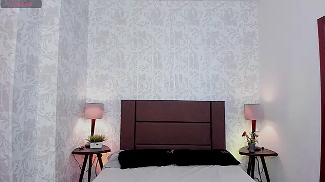 Snapshot of xenia_golden chatting on 8, 11, 2025 xenia golden online show from 8, 11, 2025