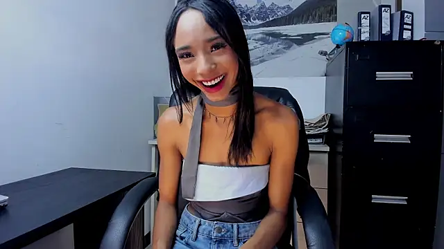 Snapshot of xenia_golden chatting on 13, 11, 2025 xenia golden online show from 13, 11, 2025