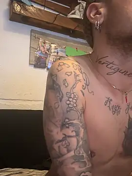 Snapshot of EnricoGio chatting on 5, 2, 2025 EnricoGio online show from 5, 2, 2025