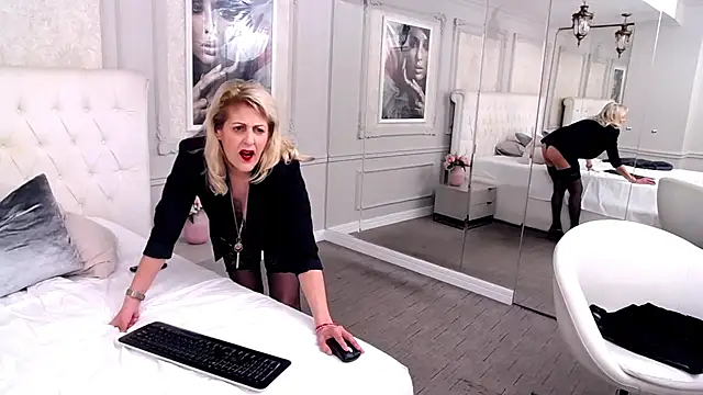 Snapshot of ElenaJuarez chatting on 22, 3, 2025 ElenaJuarez online show from 22, 3, 2025