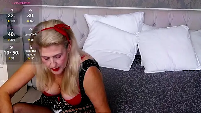 Snapshot of ElenaJuarez chatting on 9, 10, 2025 ElenaJuarez online show from 9, 10, 2025