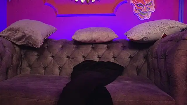 Snapshot of Julieta_Russell chatting on 15, 12, 2025 Julieta Russell online show from 15, 12, 2025