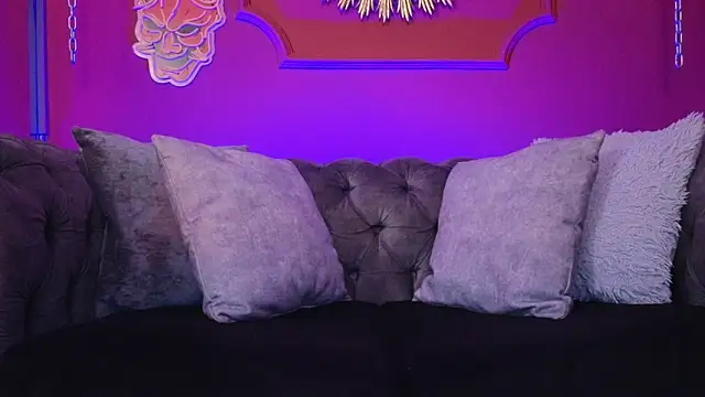 Snapshot of Julieta_Russell chatting on 21, 12, 2025 Julieta Russell online show from 21, 12, 2025