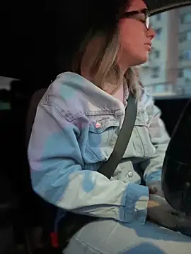 HotXMom online show from 10, 3, 2025