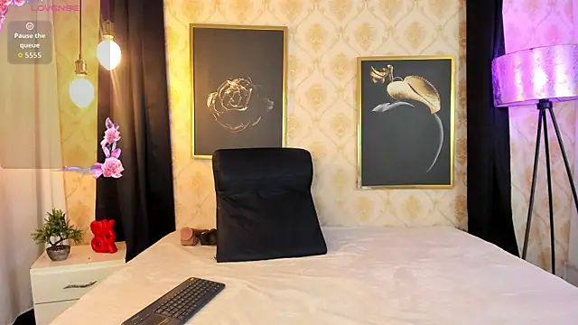 Snapshot of NATALIE_PARKERR chatting on 6, 4, 2026 NATALIE PARKERR online show from 6, 4, 2026