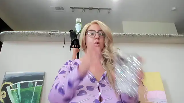 Snapshot of Paisleehaze chatting on 2, 10, 2025 Paisleehaze online show from 2, 10, 2025