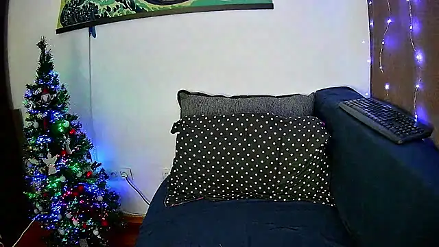 Snapshot of EmmaKrosss chatting on 14, 12, 2024 EmmaKrosss online show from 14, 12, 2024