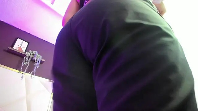 Snapshot of April_bowie chatting on 21, 10, 2025 April bowie online show from 21, 10, 2025