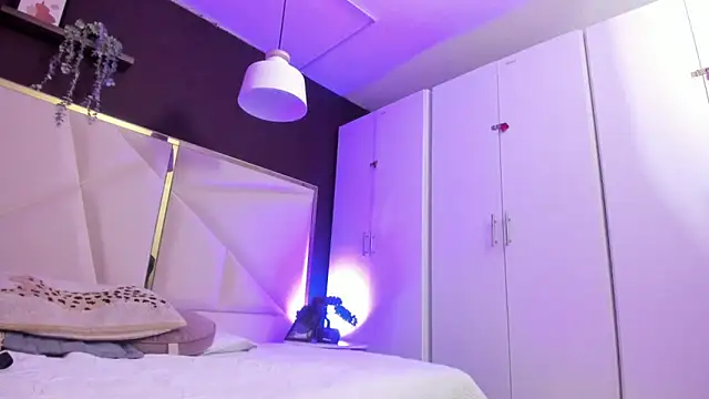 Snapshot of April_bowie chatting on 28, 10, 2025 April bowie online show from 28, 10, 2025