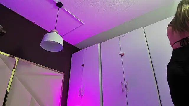 Snapshot of April_bowie chatting on 21, 11, 2025 April bowie online show from 21, 11, 2025