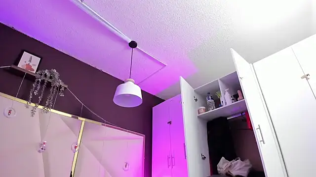 Snapshot of April_bowie chatting on 20, 12, 2025 April bowie online show from 20, 12, 2025