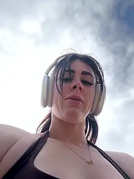 Snapshot of aus_queen chatting on 9, 11, 2025 aus queen online show from 9, 11, 2025