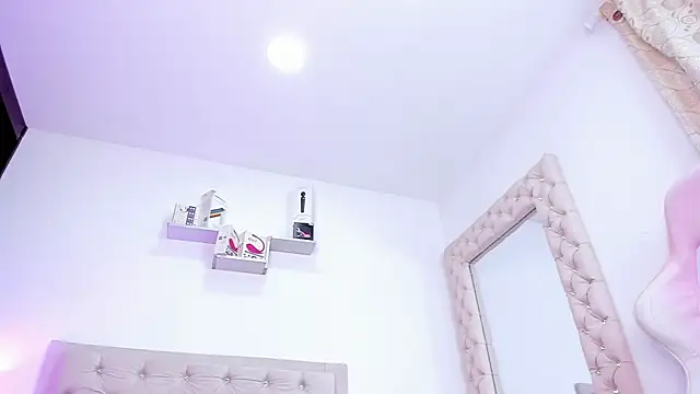 lorennahernandez01 online show from 28, 1, 2025