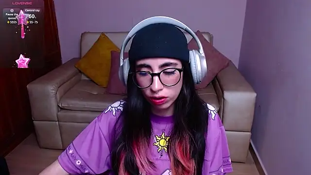 Snapshot of LenaRoses chatting on 6, 4, 2026 LenaRoses online show from 6, 4, 2026