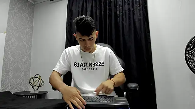 andrew rose  online show from 25, 12, 2024