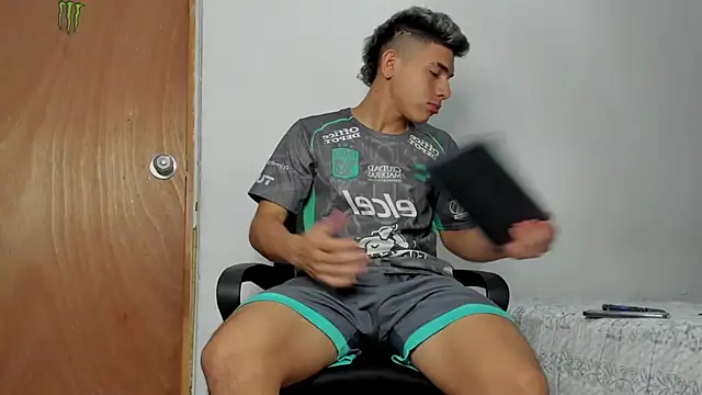 Snapshot of andrew_rose_ chatting on 5, 2, 2026 andrew rose online show from 5, 2, 2026