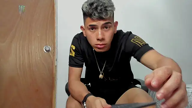 Snapshot of andrew_rose_ chatting on 9, 2, 2026 andrew rose online show from 9, 2, 2026